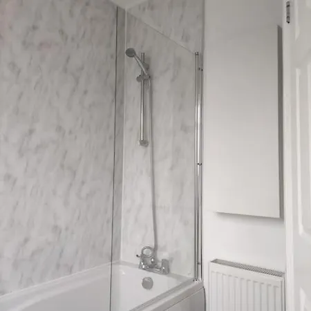 Stylish & Spacious House, Perfect For Visits Or Stopovers Будинок відпочинку