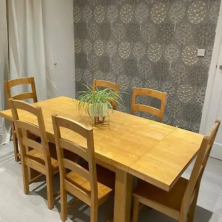 Будинок відпочинку Stylish & Spacious House, Perfect For Visits Or Stopovers